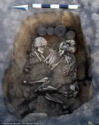  西伯利亚发现多座情侣墓穴男女拥抱合葬