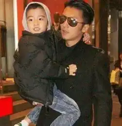  谢霆锋五一现身香港,背包不见与王菲情侣挂件,首度回应不爱孩子