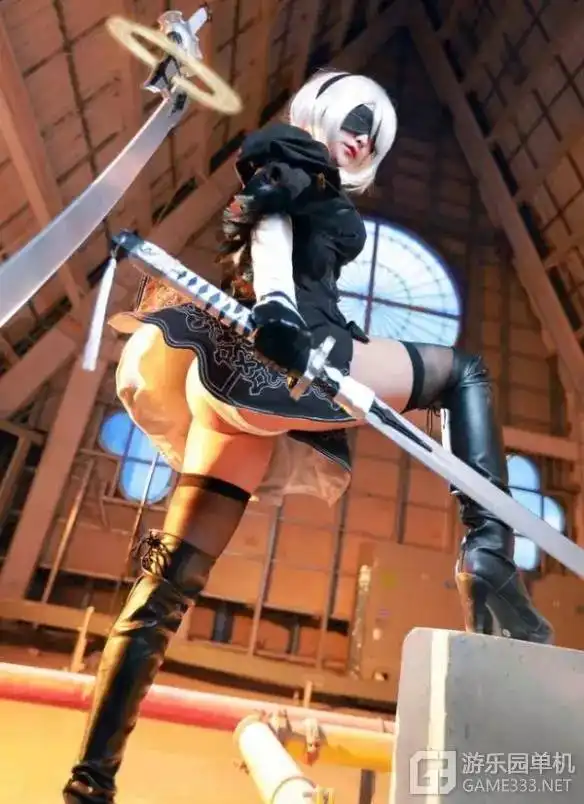  老司机高速上摸奶翻车