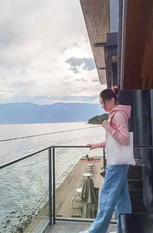  李小冉中年就这么随意条纹衬衫歪着穿,配纸袋裤却显高级