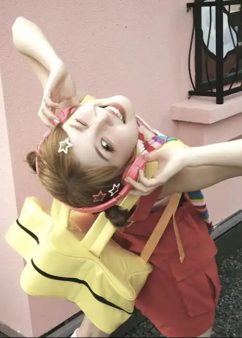  大学生流行起多巴胺穿搭,青春靓丽很吸睛,家长却直言看不懂