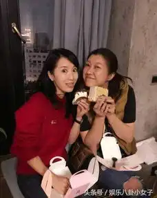 李念晒探班照与佟丽娅嘟嘴卖萌亲密合影满屏都是姐妹情