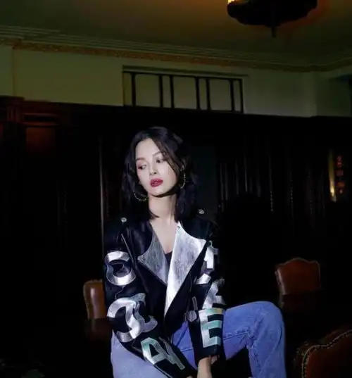  辛芷蕾不愧有一张高级脸,破洞牛仔裤配黑皮衣,气质却格外高级