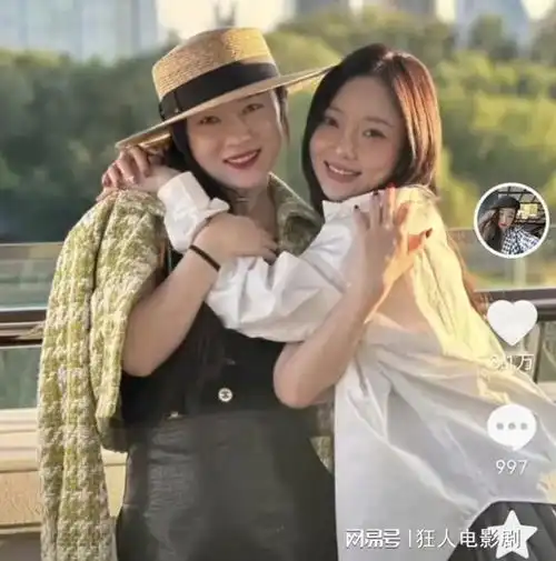 霍思燕和李小璐破镜重圆,带娃出游,正脸照曝光,甜馨嗯哼手牵手
