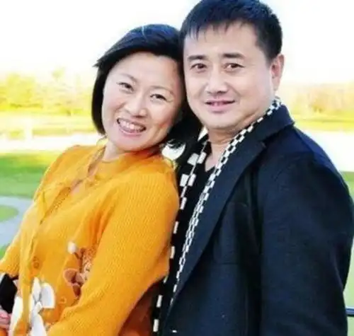  他被称为赵本山最帅的徒弟,32岁考入大学,今与妻子十分恩爱