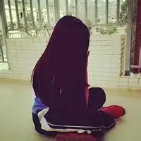  校服女生盘腿背影头像