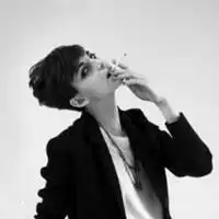  黑白头像女生孤独抽烟图片微信头像图片大全