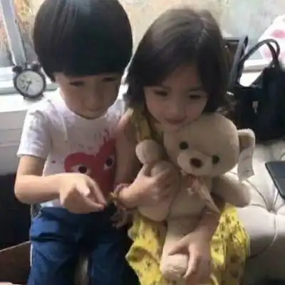  情侣头像走过的人说树枝低了,走过的人说树枝在长