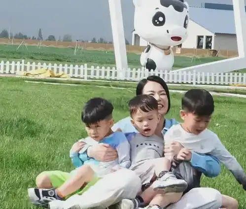  胡杏儿带孩子去牧场,一人搂三个儿子妈妈力爆棚,母子四人玩嗨了