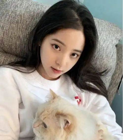  她只不过穿了男艺人的贴身睡衣,她能有什么坏心眼