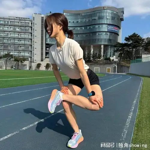  夏季必备白短袖搭配黑短裤,跑步时尚穿搭秘籍揭秘