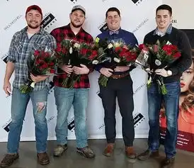  赞一男子情人节免费为500多名单身女性送玫瑰