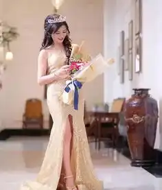  50岁冻龄阿姨,性感完爆20岁少女,跟儿子合影就像情侣