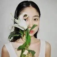  一个女的手里捧着花的情侣头像头像