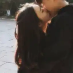  秀恩爱亲吻幸福一对情头