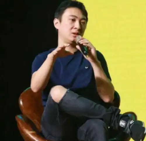 王思聪夜店之行爆大瓜,靠肩膀的女网红,不是刚离婚的那个谁