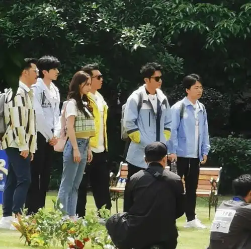  baby背着粉色书包下车,抬头的一瞬间,确定不是18岁少女