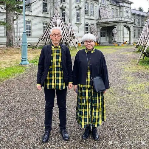  真服了唐嫣和罗晋,走机场也要穿情侣款大衣,越看越有夫妻相