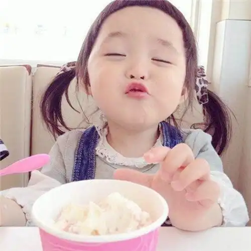  每日一笑朋友刚买了辆新车,在后头贴了个别吻我