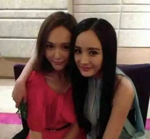 刘诗诗探班杨幂上演回忆杀,亲密搂肩感情好,仙剑3美还能和好