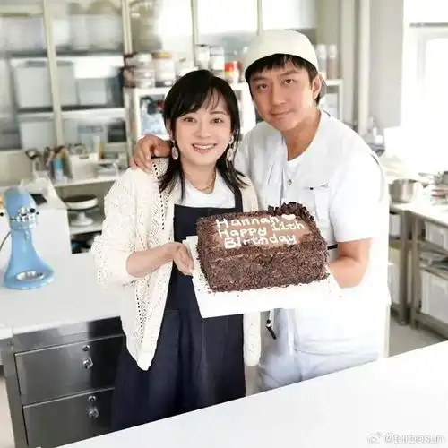  邓超孙俪素颜出镜,亲手为女儿做蛋糕,一家人也太幸福了