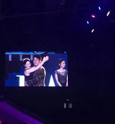  芭莎慈善夜女星假友谊抢c位不是重点重点是倪妮井柏然唐艺昕张若昀等情侣cp甜齁