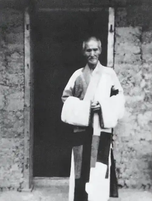  1943年,蒋介石让虚云预测抗战结局,大师用纸剪出了三个字回答