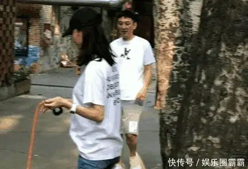  王思聪与一女生遛狗,网友大呼校长这回赚大了