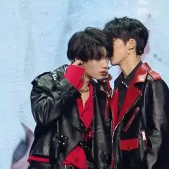  马嘉祺和丁程鑫在周年演唱会台上做什么