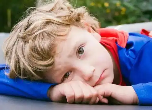  为避免踢猫效应,父母应控制情绪,防止孩子成为另一个施暴者