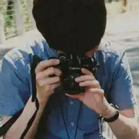 拿着相机的男生头像