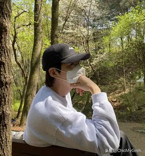  金宇彬申敏儿又暗戳戳秀恩爱穿情侣装隔空互拍上演韩剧情节