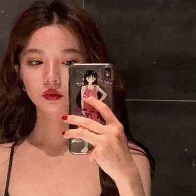  对镜自拍女生头像