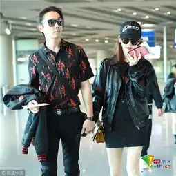  长腿夫妇戚薇和李承铉穿情侣黑秀恩爱