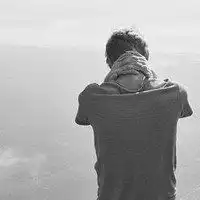  微信头像男生悲伤背影黑白微信头像图片大全