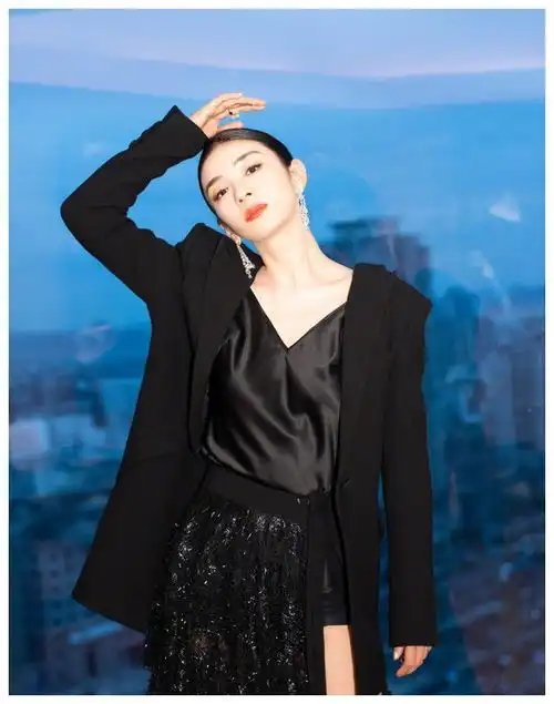 黄奕离开前夫真放得开,穿黑西装,同30年闺蜜倪虹洁亲嘴不敢看
