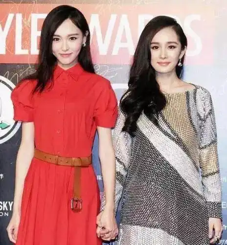 唐嫣杨幂关系成谜,和事佬于正被网友拉出来,当事人称不熟
