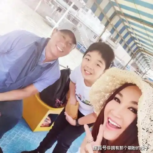 她结婚16年无子,收养的孩子却和老公神似,网友你懂的