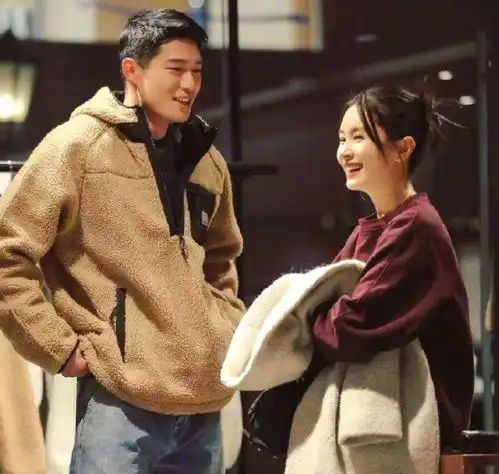  王子文带儿子和吴永恩过父亲节,晒与男友亲密合照日期令人瞩目