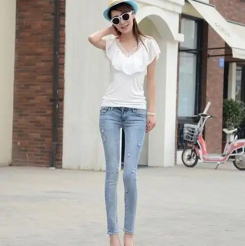  牛仔裤看起来时尚又美观,既休闲又不失潮流的感觉