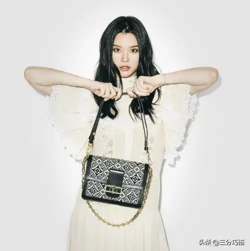  奚梦瑶这么穿衣真让人羡慕短款上衣秀肋骨,套上外套也好美