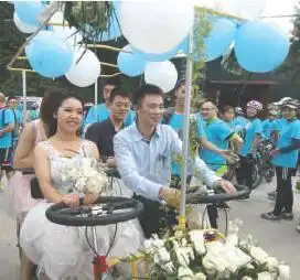  成都情侣骑行相恋结婚男子用150辆单车组队迎亲