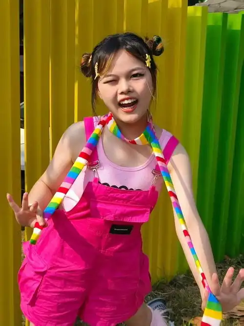  亿万传播,全网跟风,多巴胺穿搭到底是怎么火的