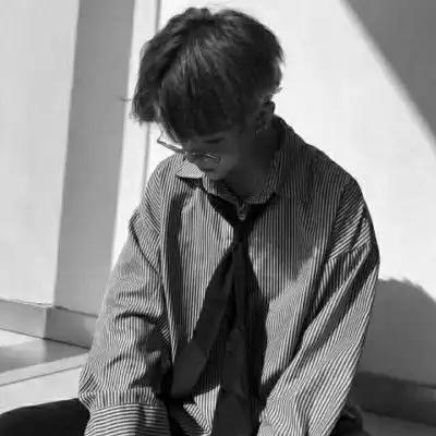  有人让我觉得温暖,伤感好看的男生黑白头像图片