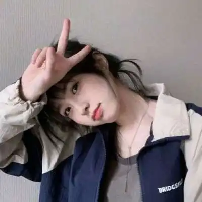  网易云热评去网吧打游戏,一妹子坐下来,问我要不要一起