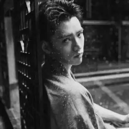  qq男生伤感头像,太无聊深夜记起我的好