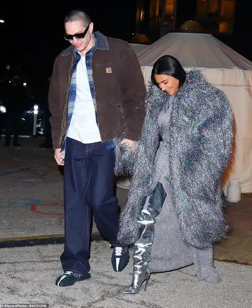  41岁金卡戴珊情人节和男友共进野战餐,晒侃爷风格穿搭,全拿捏