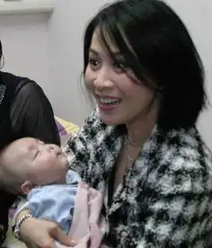  高龄女星求子出怪招改名字吃壁虎求高僧