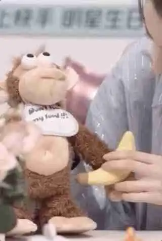  29岁迪丽热巴直播庆生,蓝衣穿搭气质清新,被粉丝礼物吓出表情包