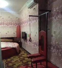  麻辣烫女子用大腿5秒夹爆西瓜被称人肉榨汁机